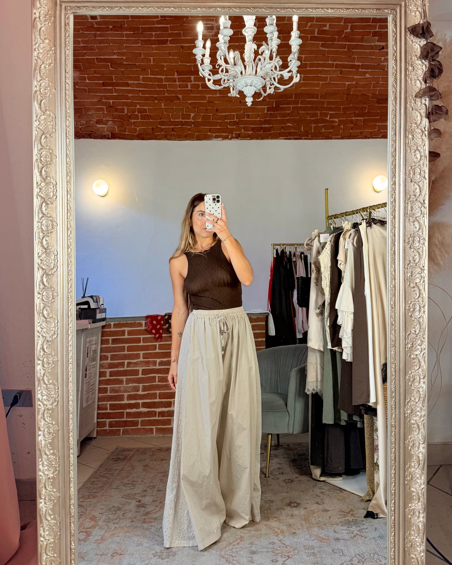 Pantalone ampio con inserto sangallo