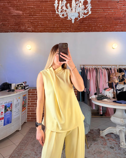 Top smanicato in tessuto fluido