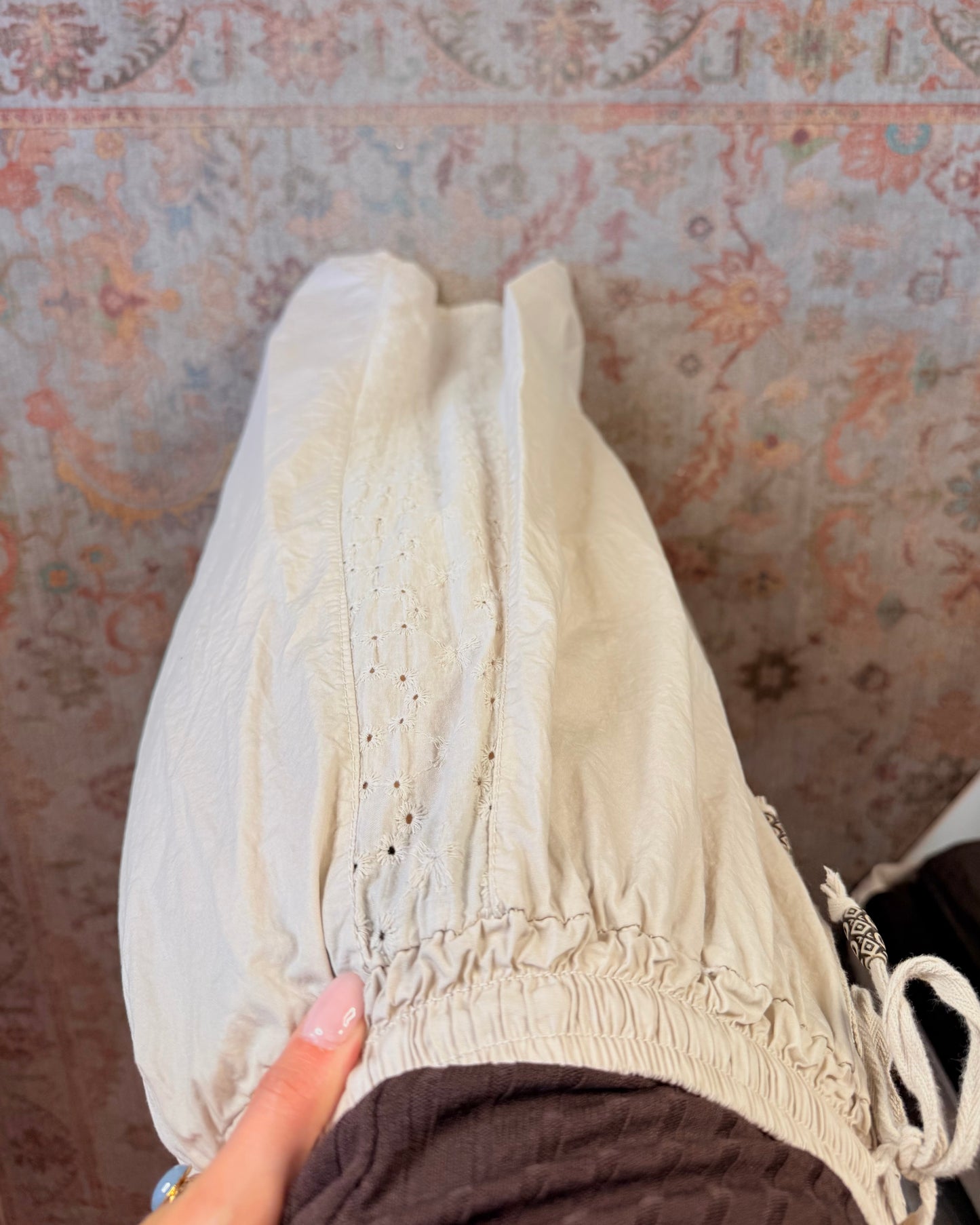Pantalone ampio con inserto sangallo