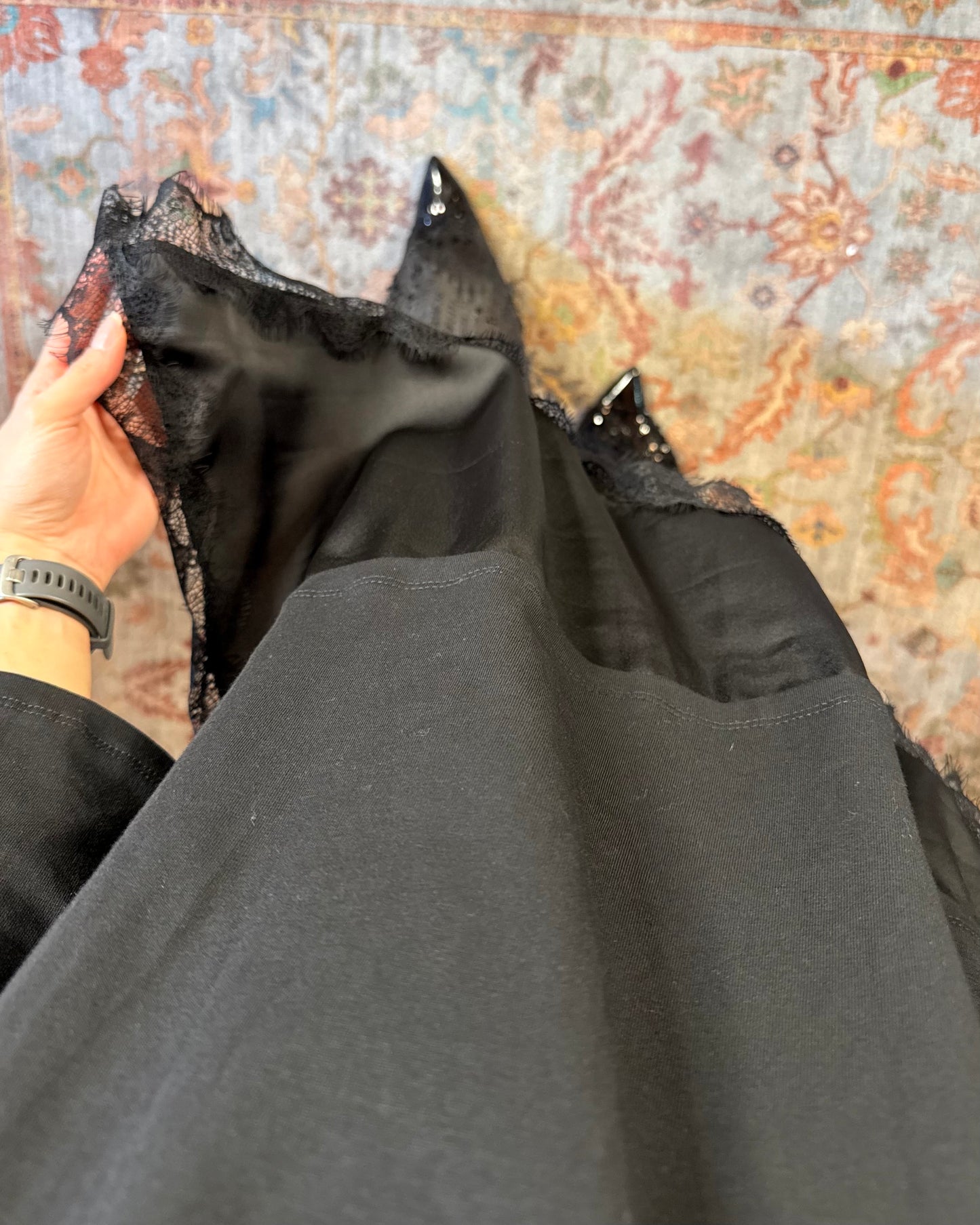 T-shirt oversize con inserto di raso e pizzo