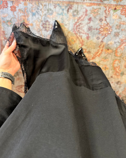 T-shirt oversize con inserto di raso e pizzo