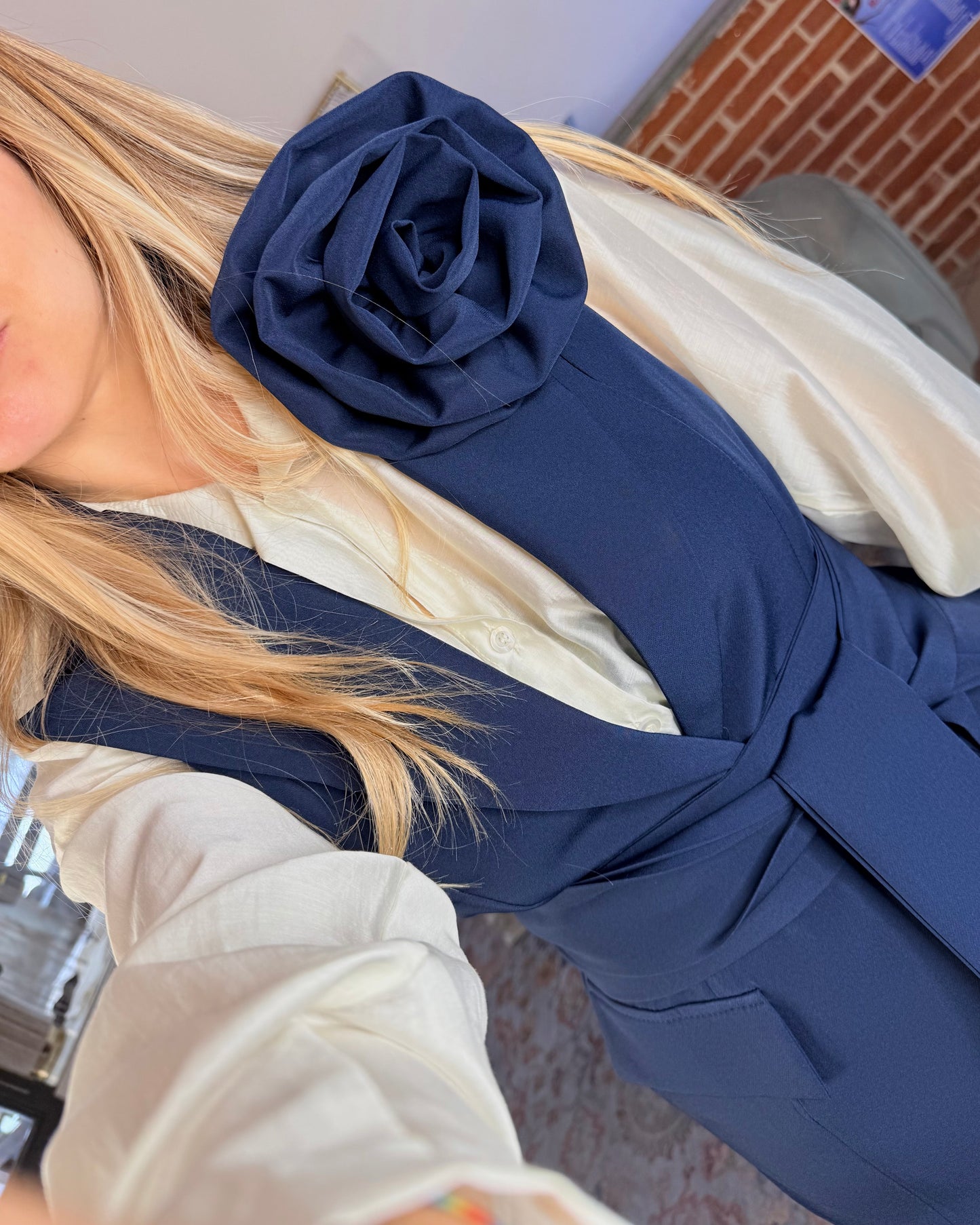 Tailleur con spilla