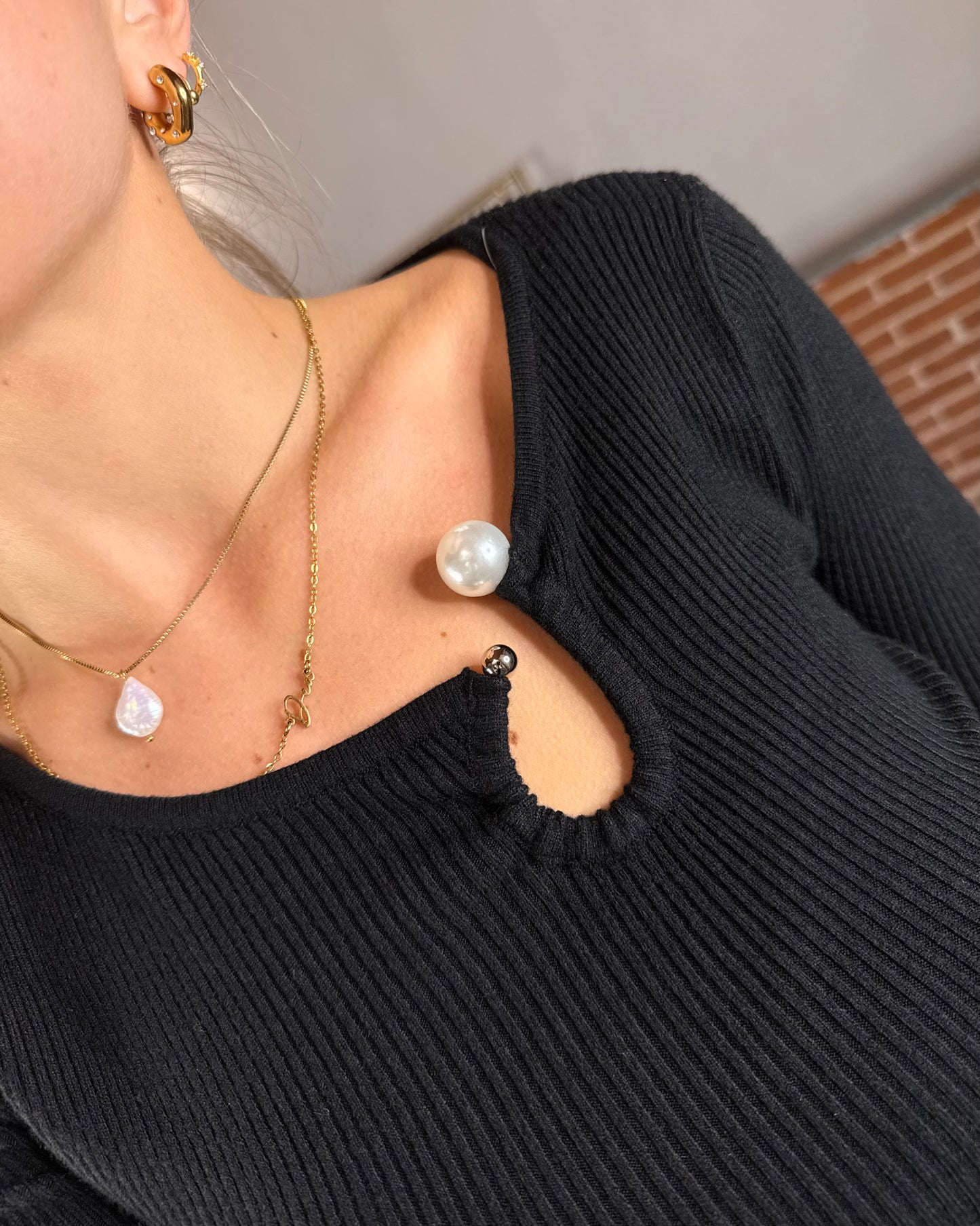 Ribbed sweater with pearl