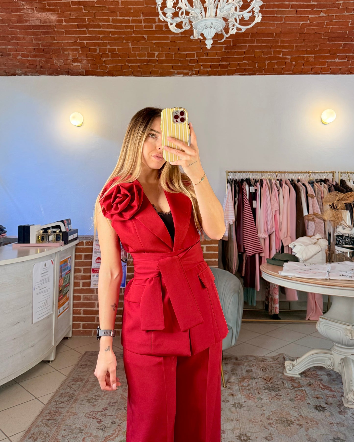 Tailleur con spilla