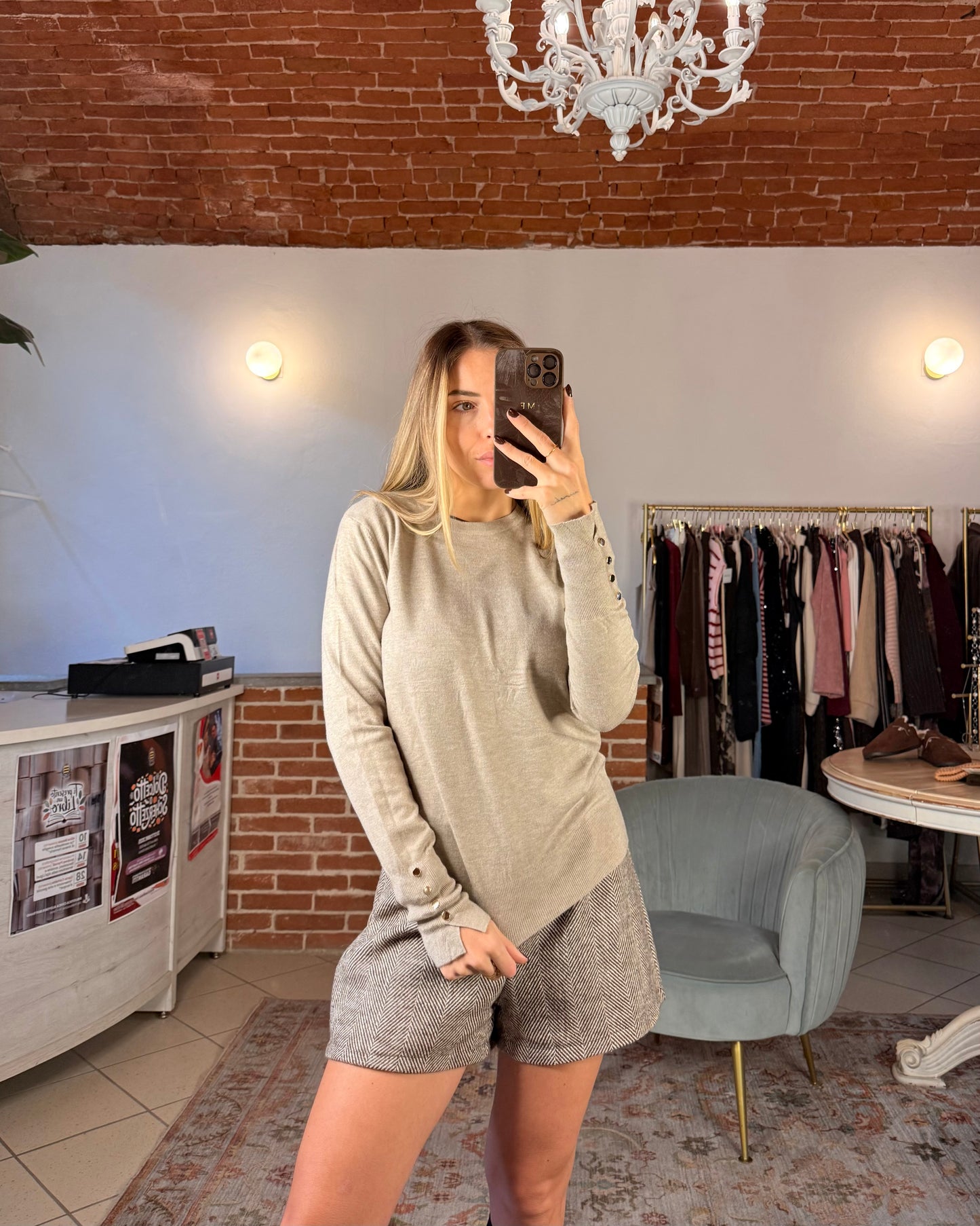 Basic sweater with buttons on the cuffs