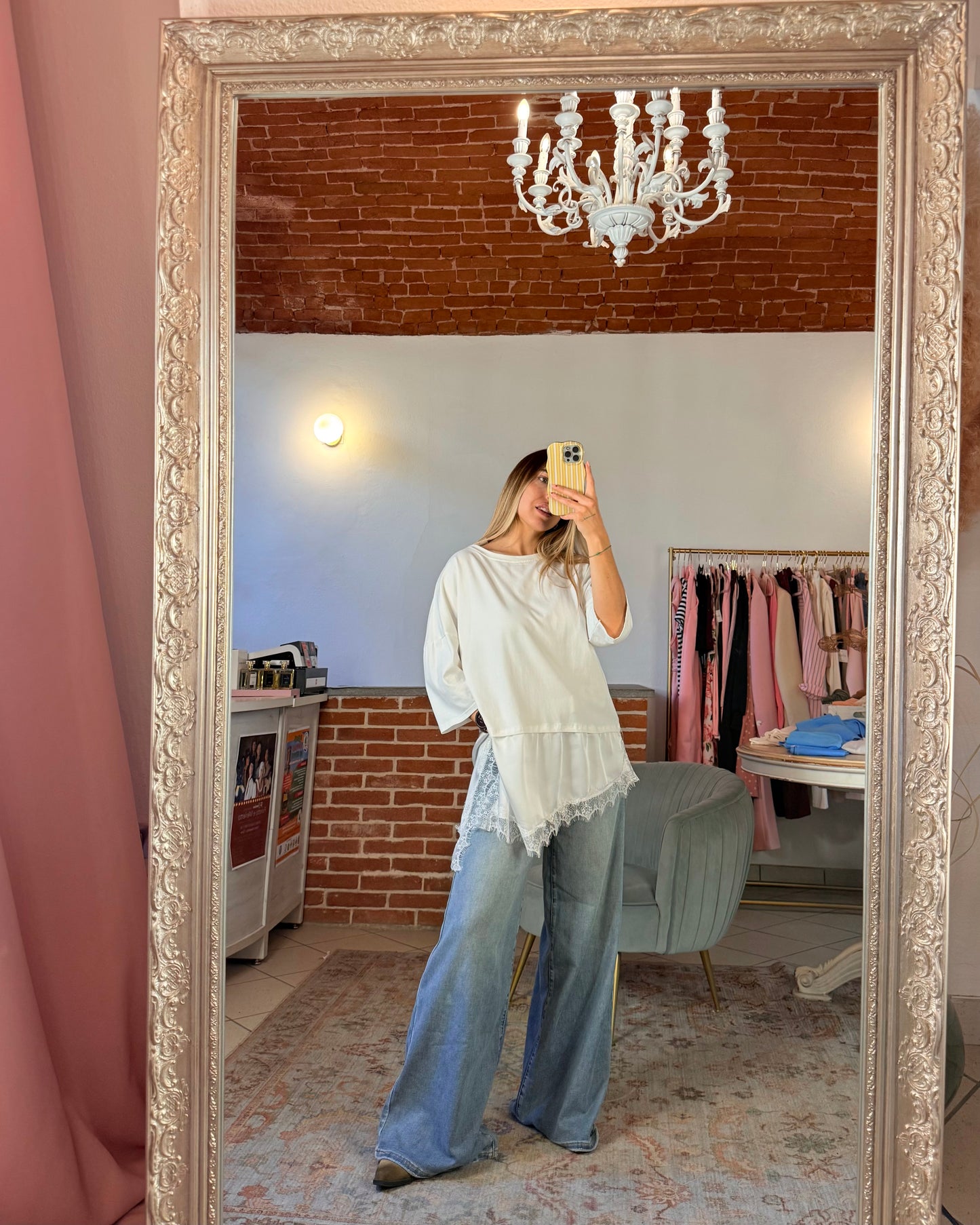T-shirt oversize con inserto di raso e pizzo