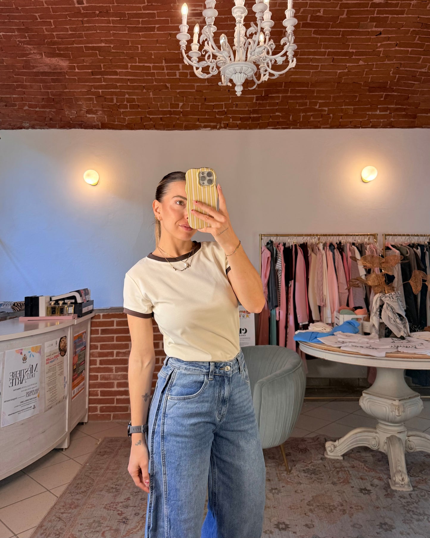 T-shirt con bordo a contrasto