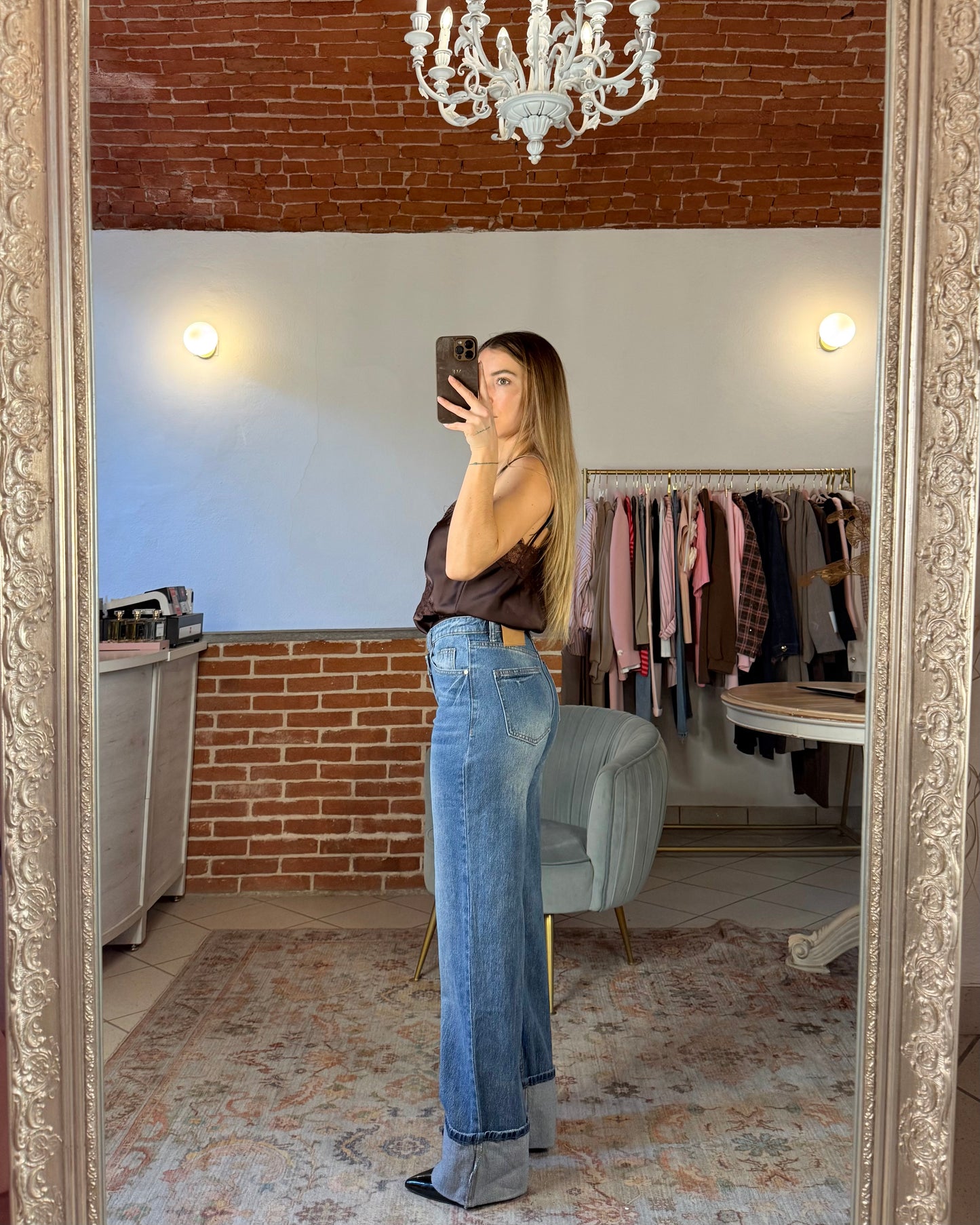 Jeans con chiusura asimmetrica e maxi risvolto