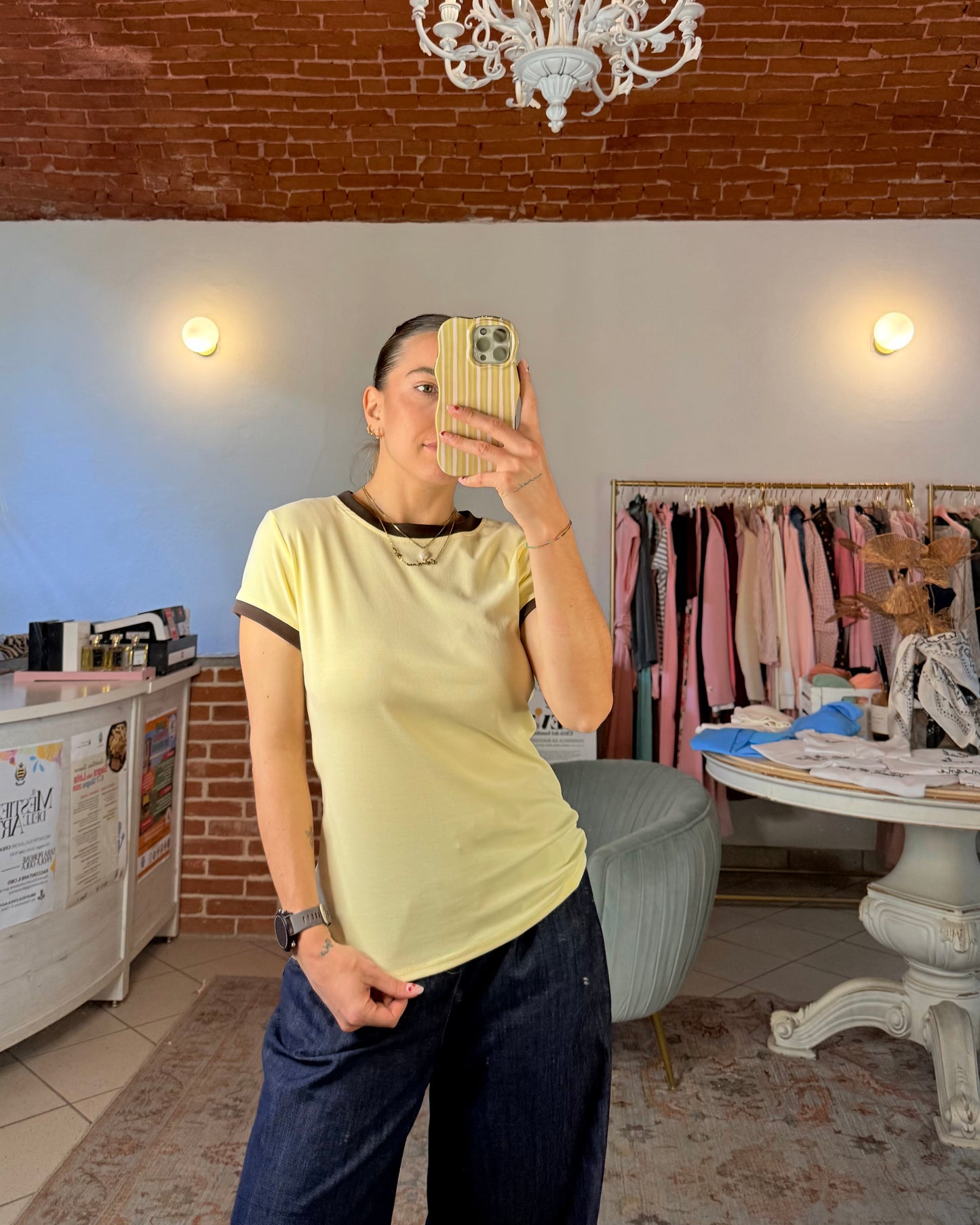 T-shirt con bordo a contrasto