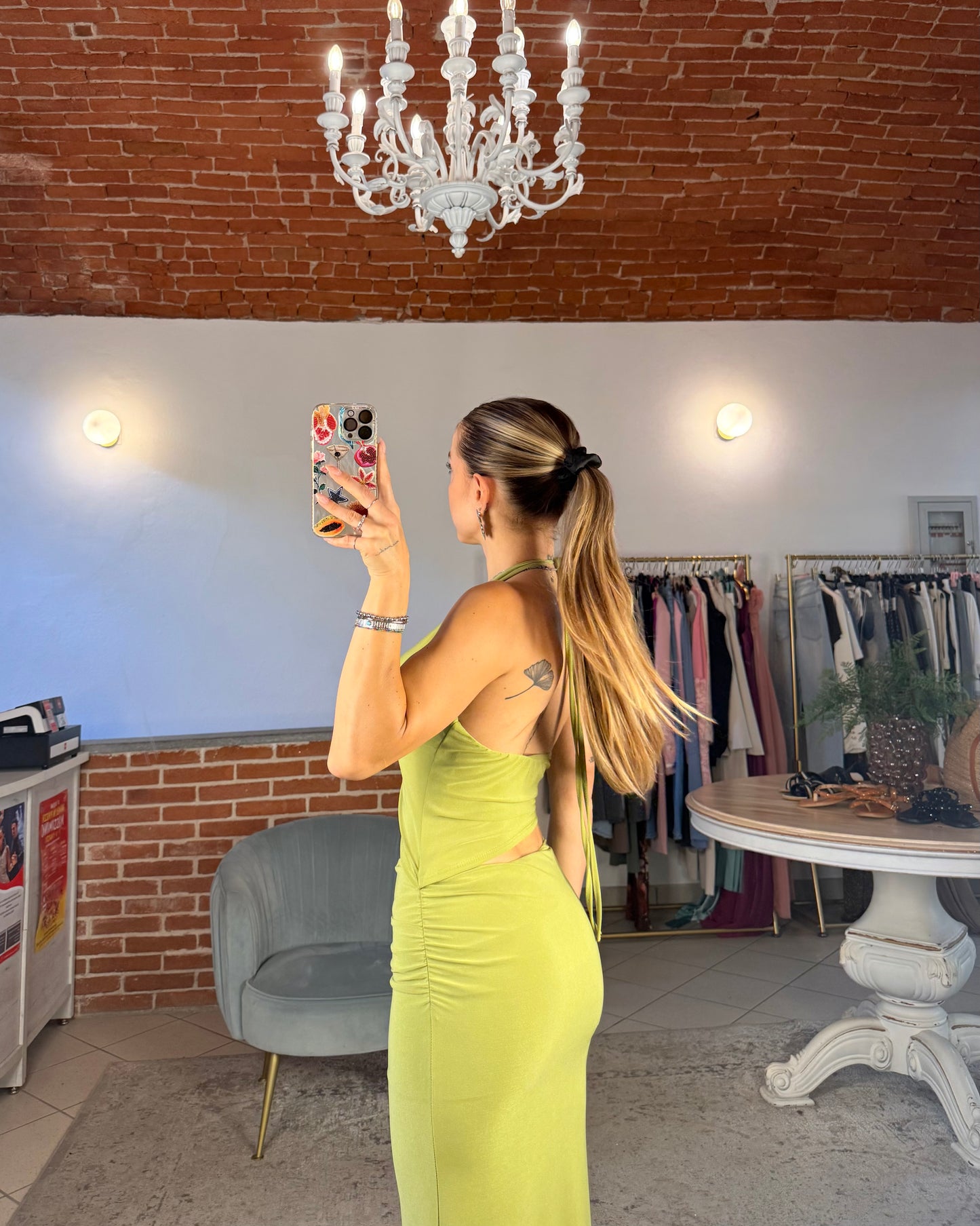 Abito cut out con fibbia