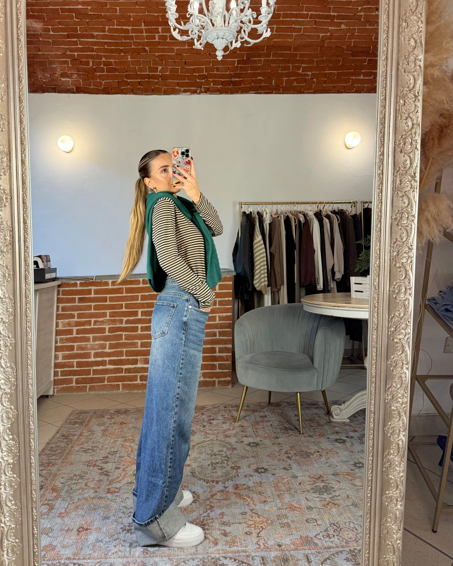 Jeans con chiusura asimmetrica