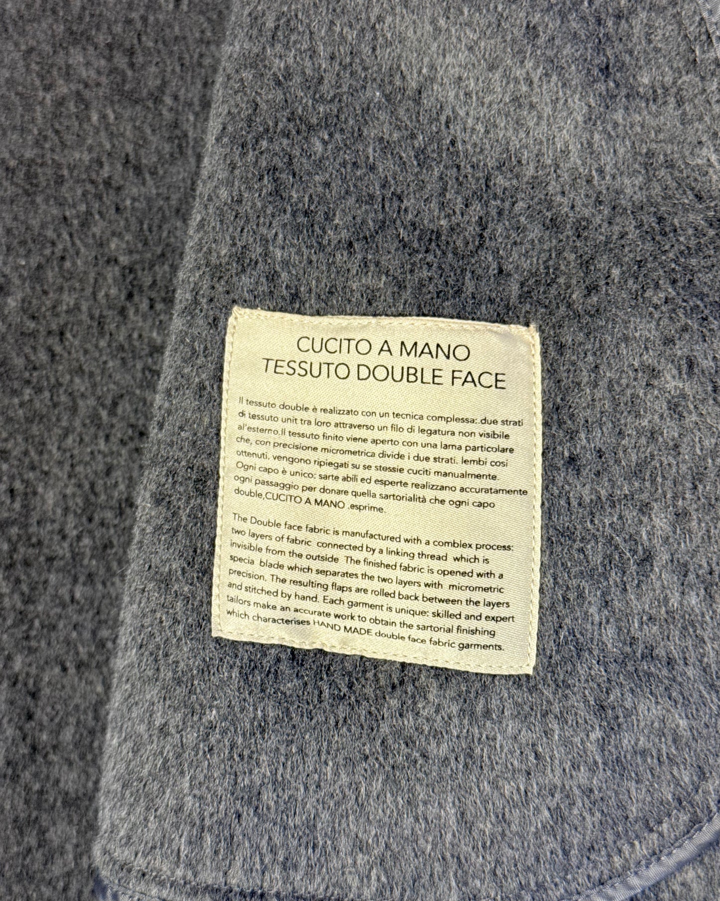 Cappotto in lana cucito a mano