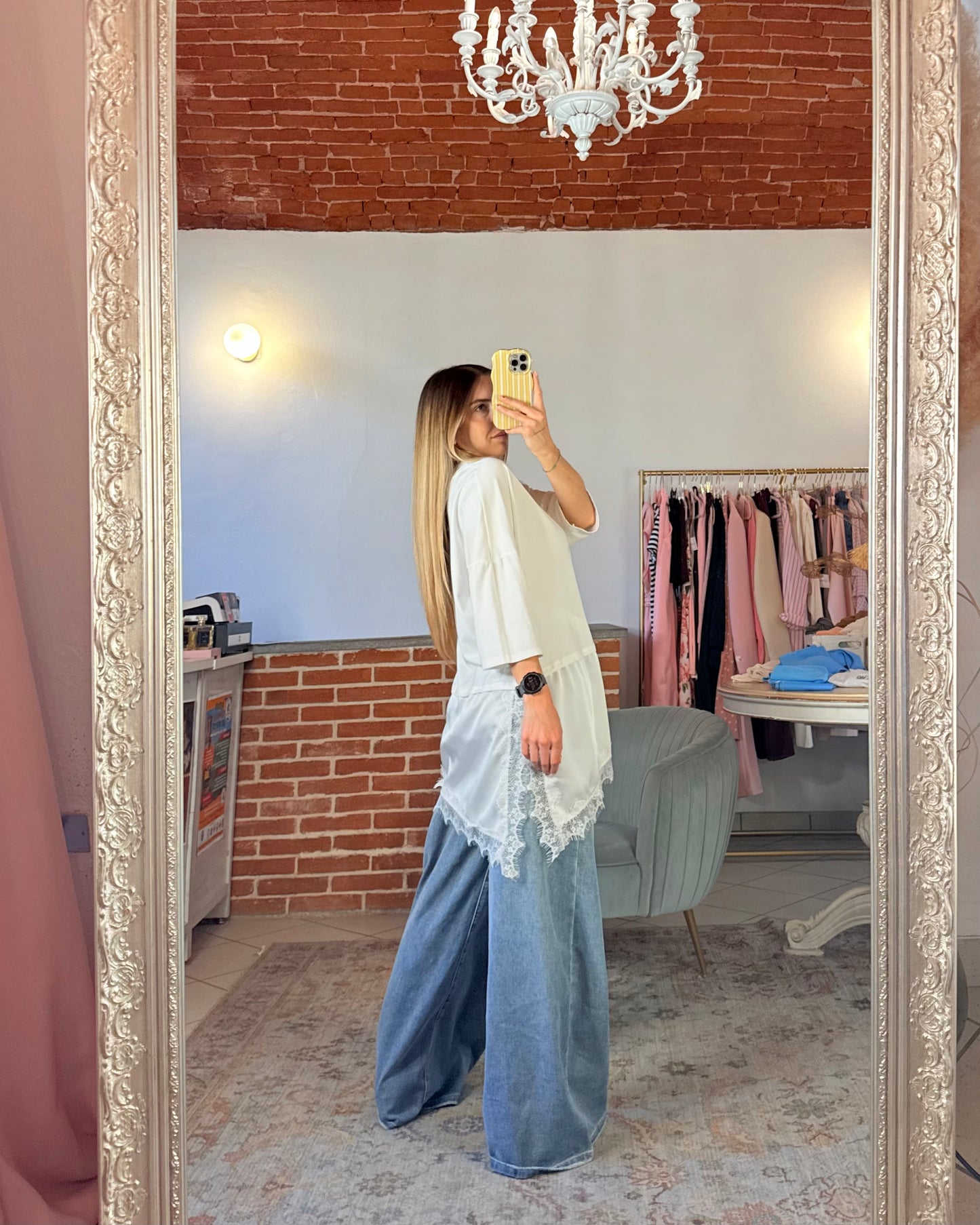 T-shirt oversize con inserto di raso e pizzo