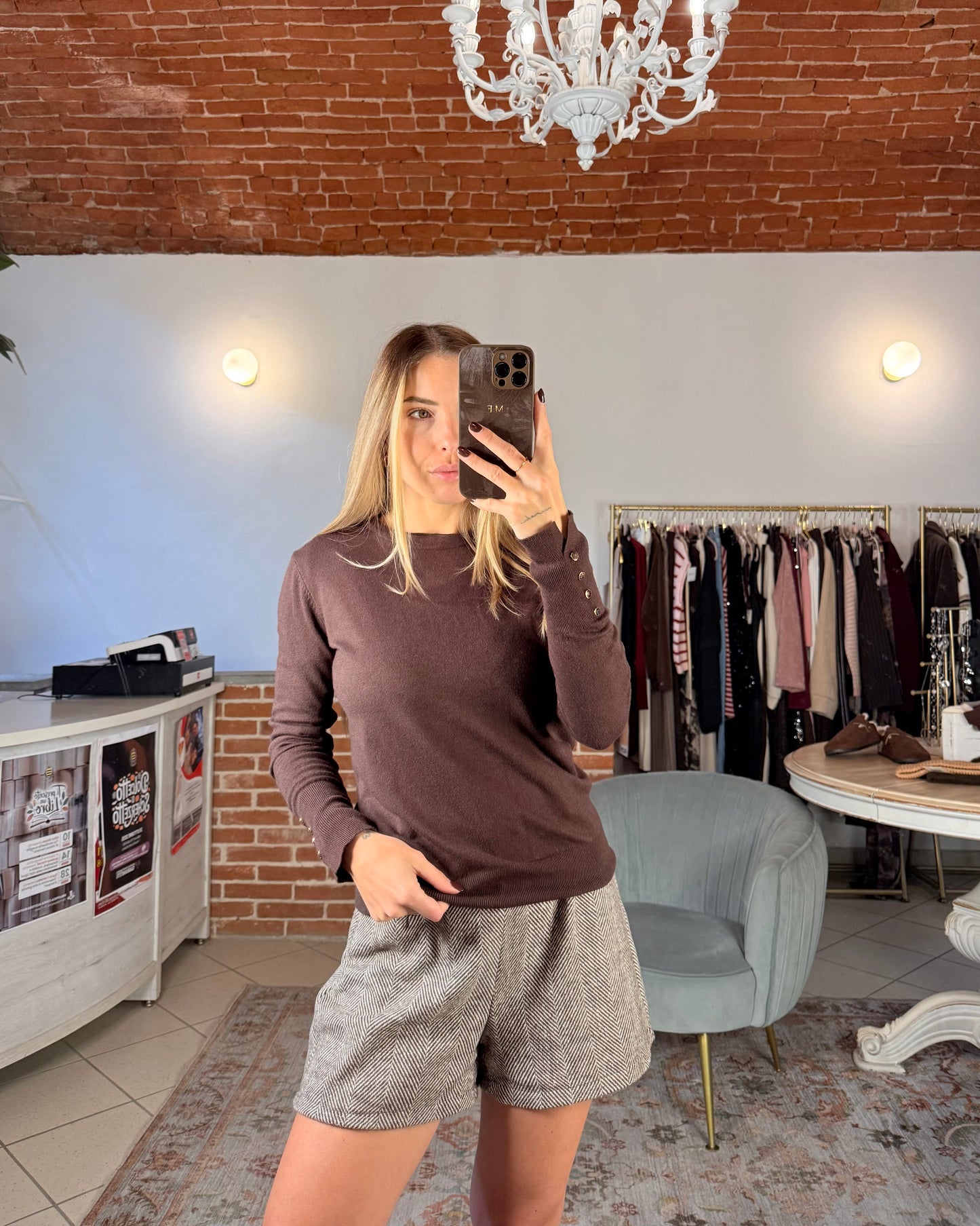 Basic sweater with buttons on the cuffs