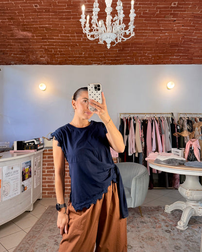 T-shirt asimmetrica con pizzo