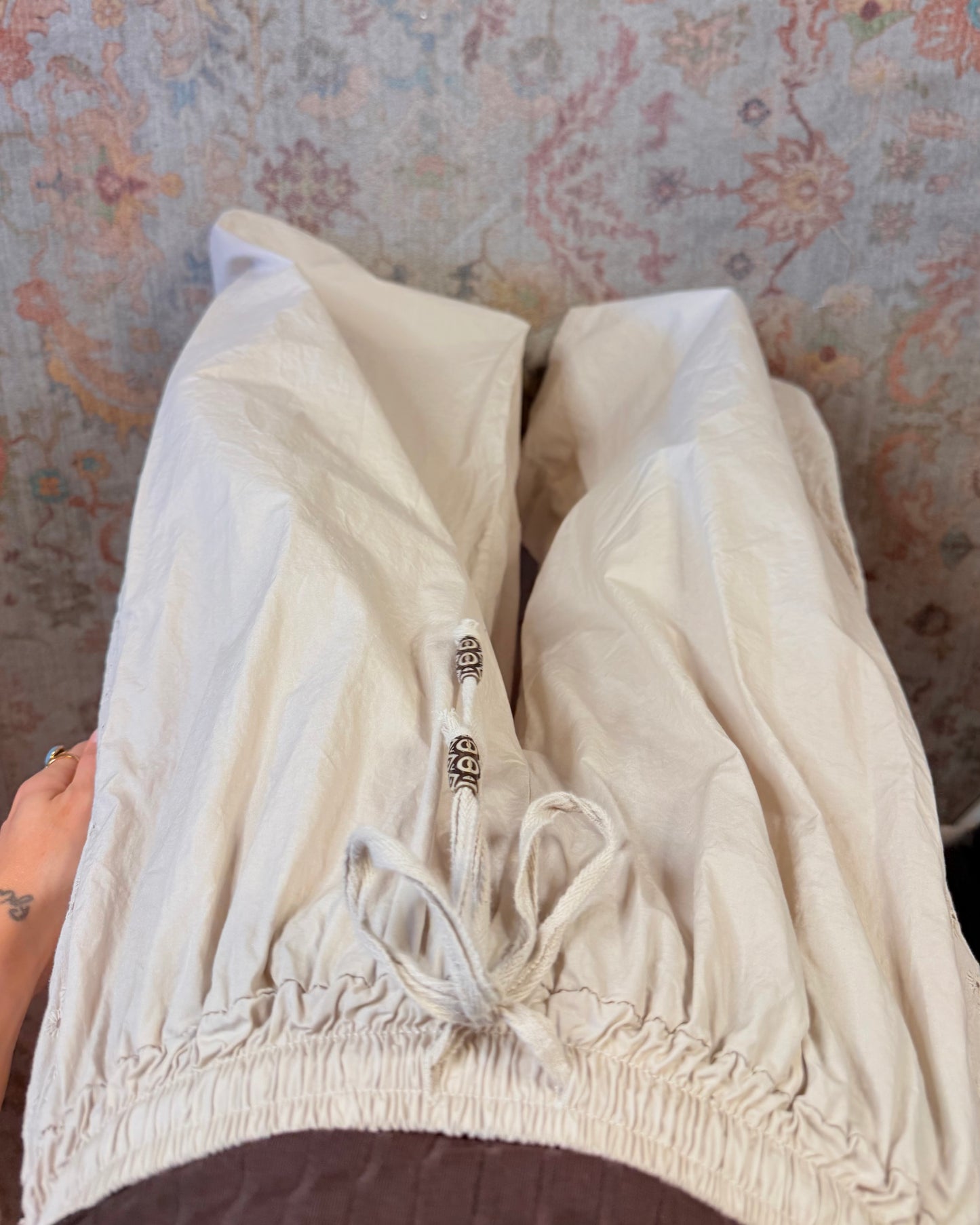 Pantalone ampio con inserto sangallo