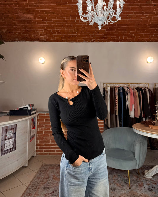 Ribbed sweater with pearl