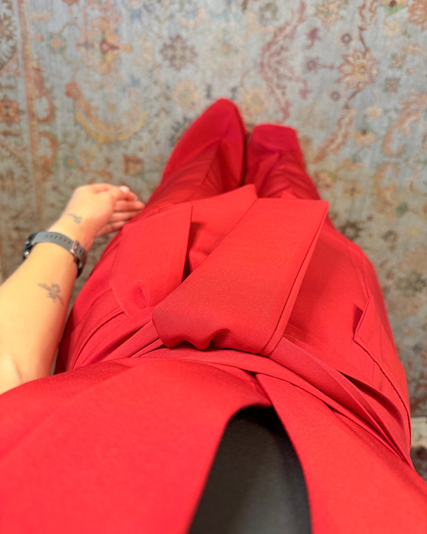 Tailleur con spilla