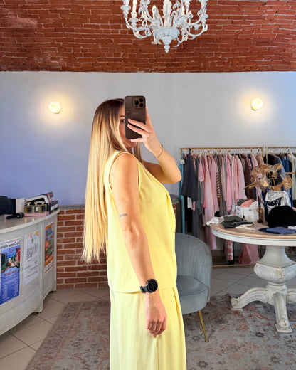 Top smanicato in tessuto fluido