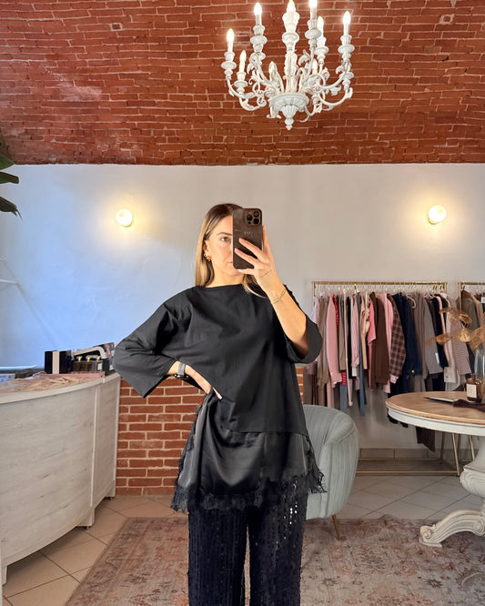 T-shirt oversize con inserto di raso e pizzo