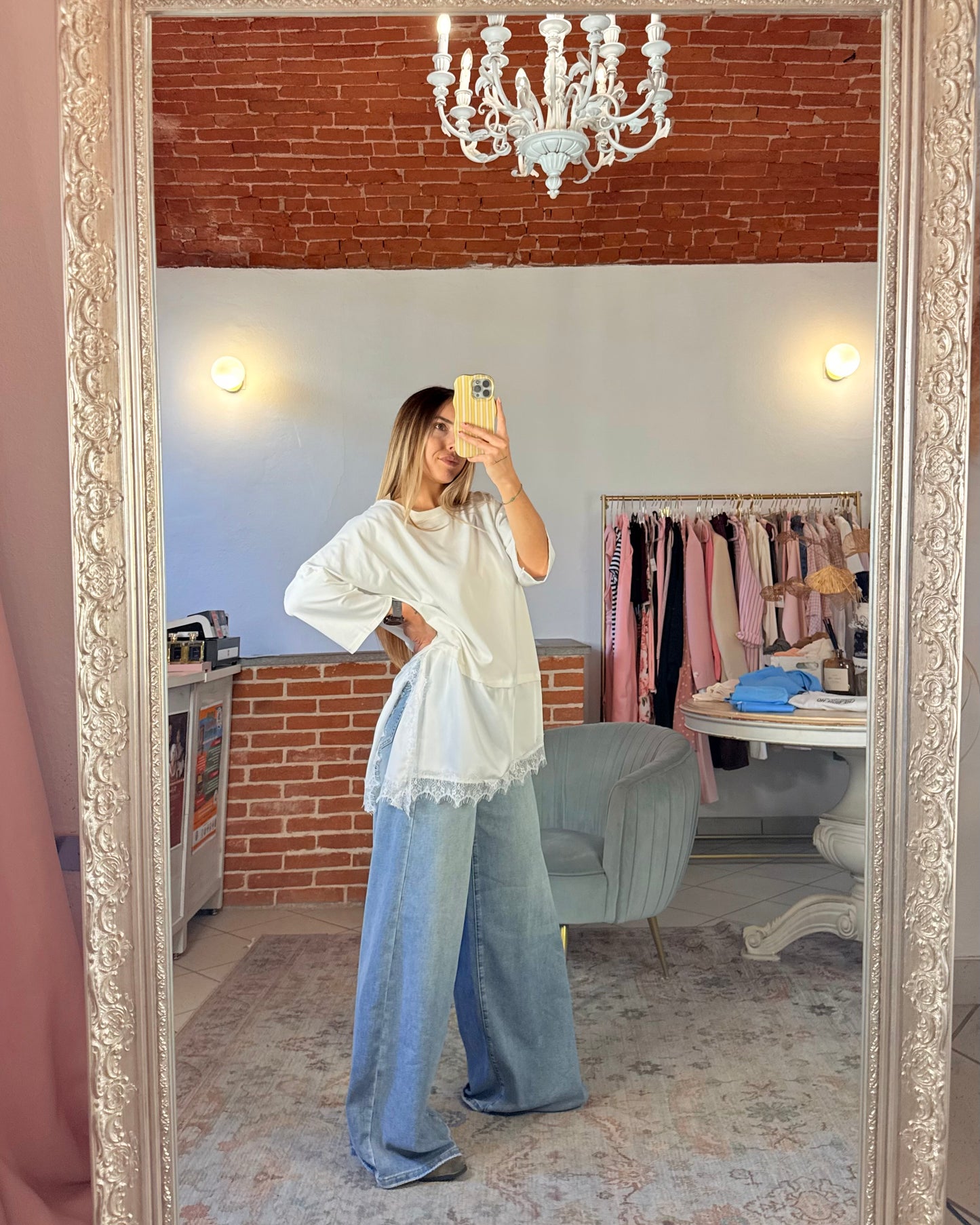 T-shirt oversize con inserto di raso e pizzo