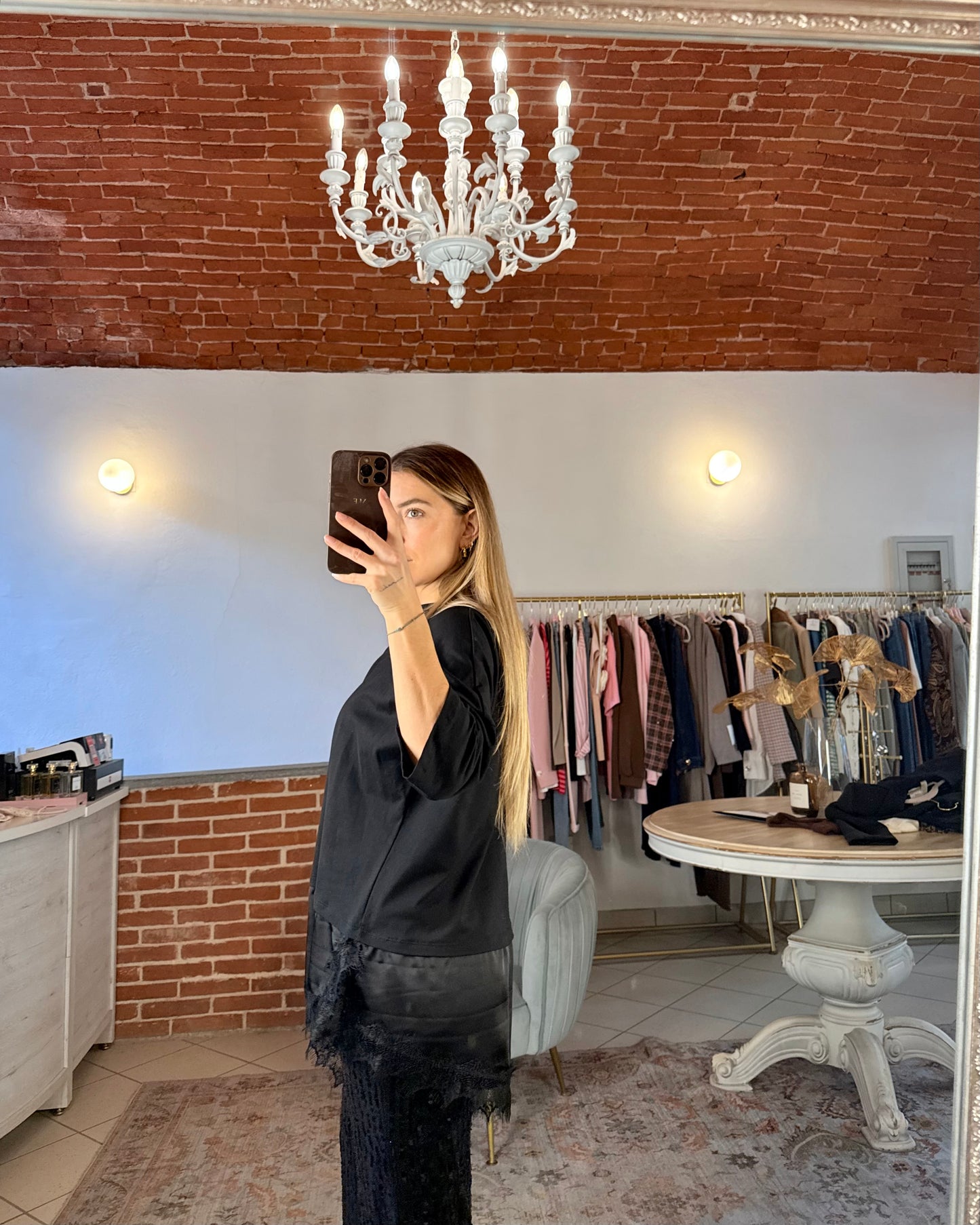 T-shirt oversize con inserto di raso e pizzo