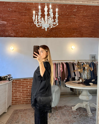 T-shirt oversize con inserto di raso e pizzo