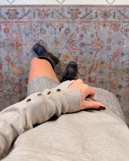 Basic sweater with buttons on the cuffs