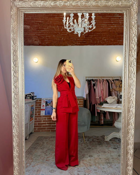 Tailleur con spilla