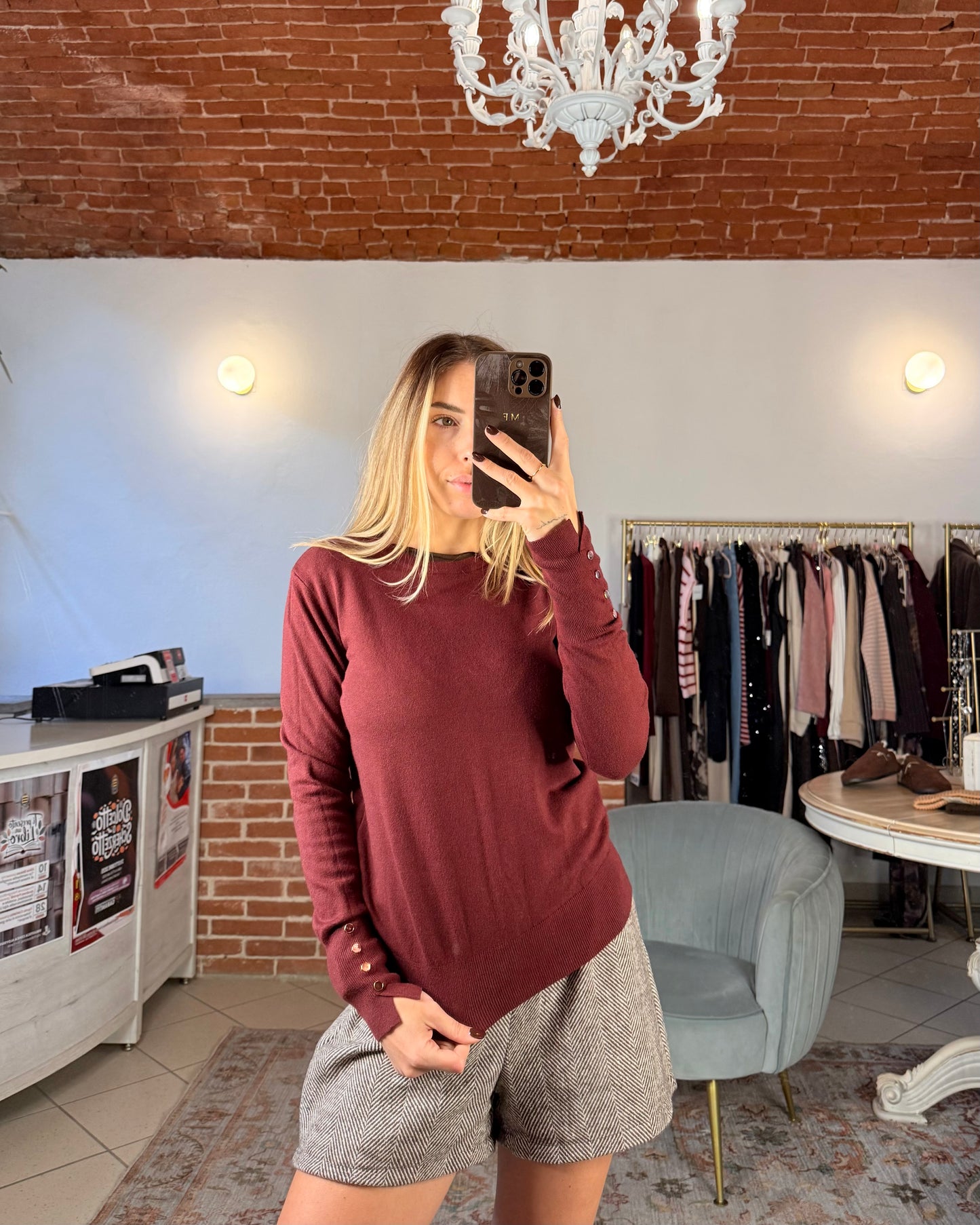 Basic sweater with buttons on the cuffs