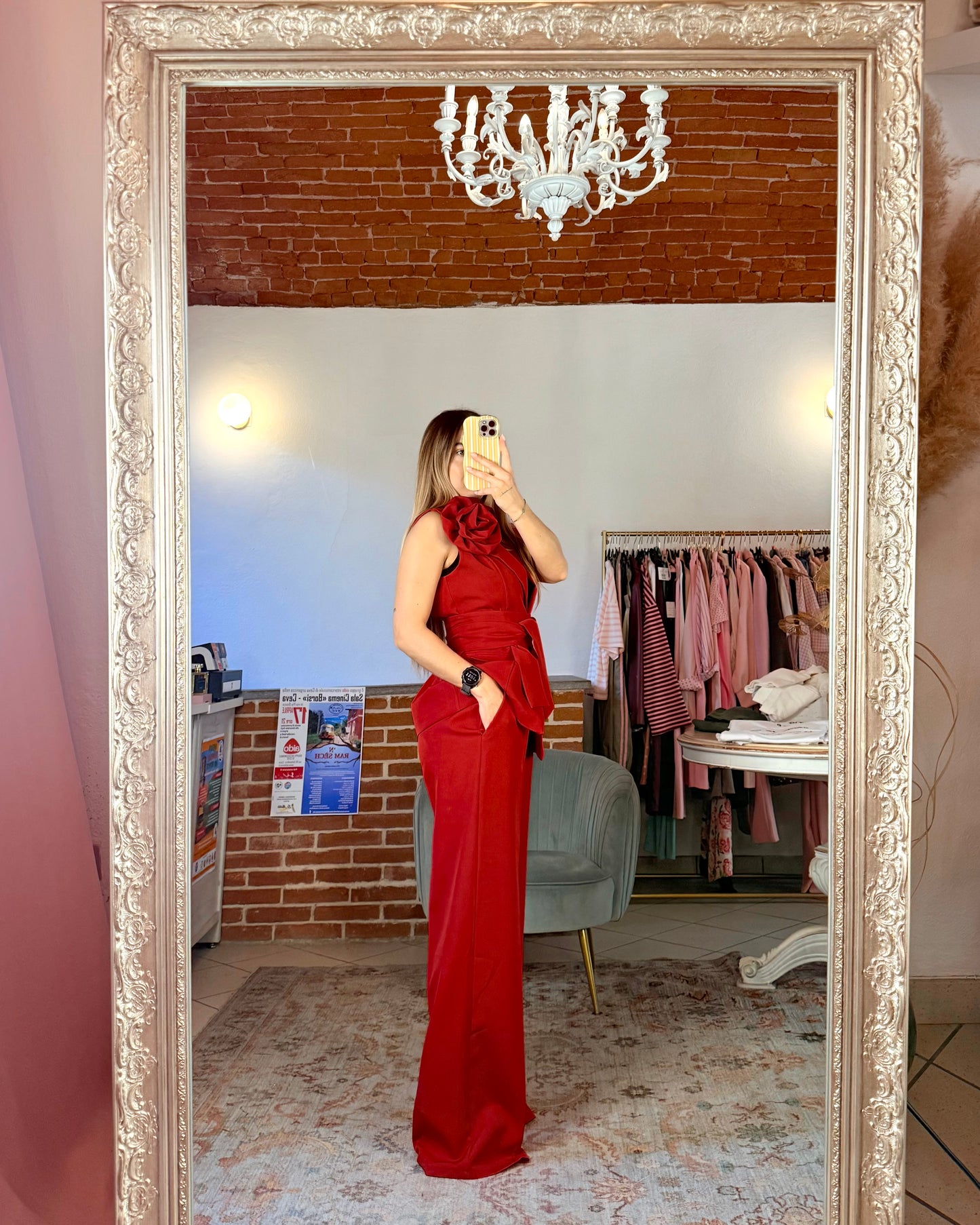 Tailleur con spilla