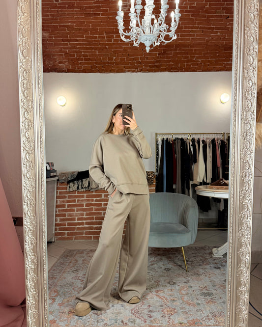 Tuta in viscosa felpata