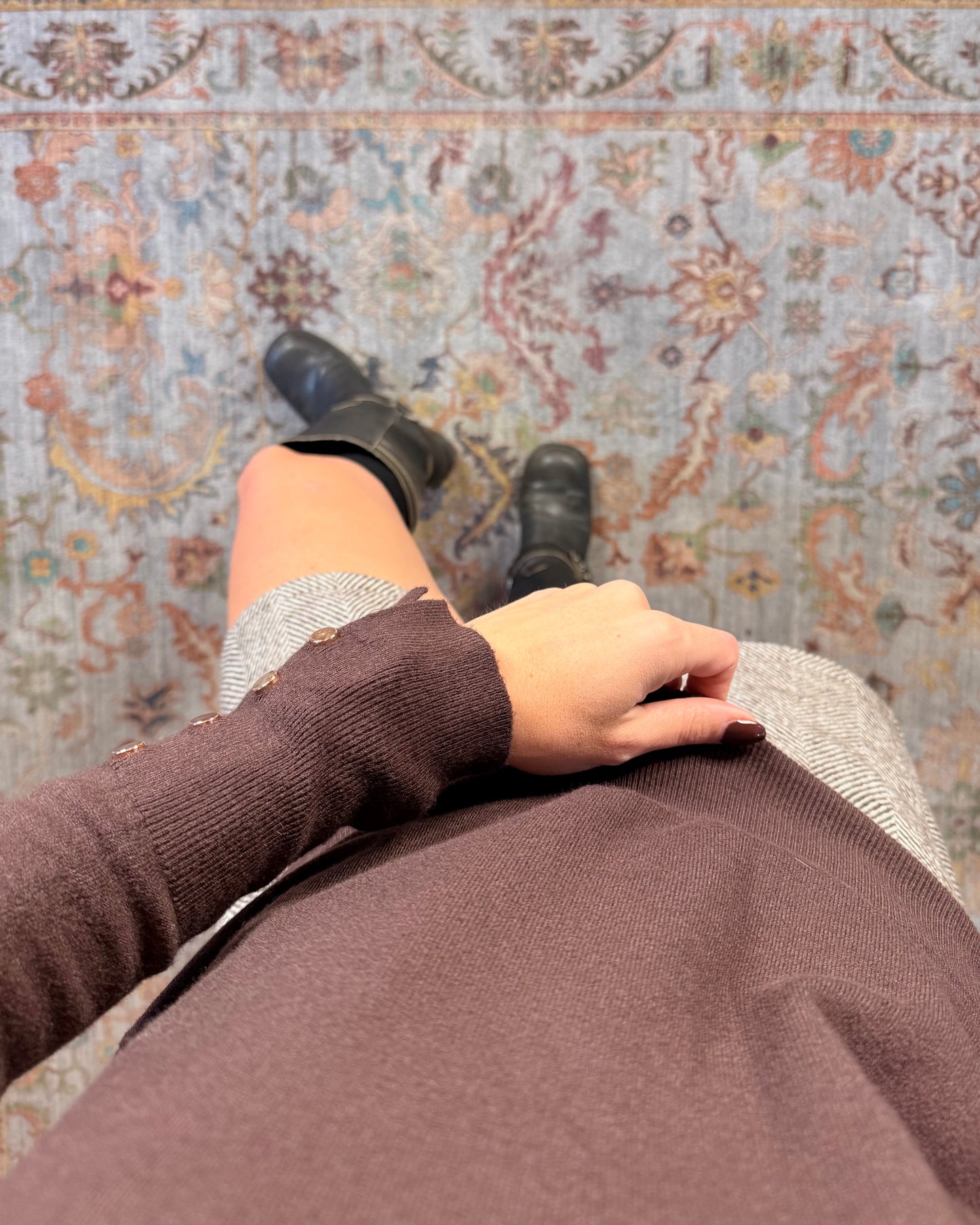 Basic sweater with buttons on the cuffs