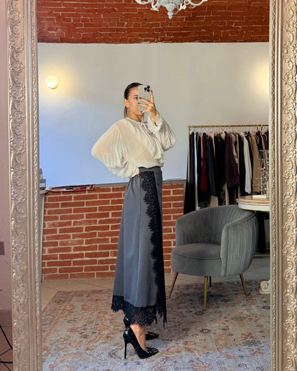 Gonna lunga con profili in pizzo