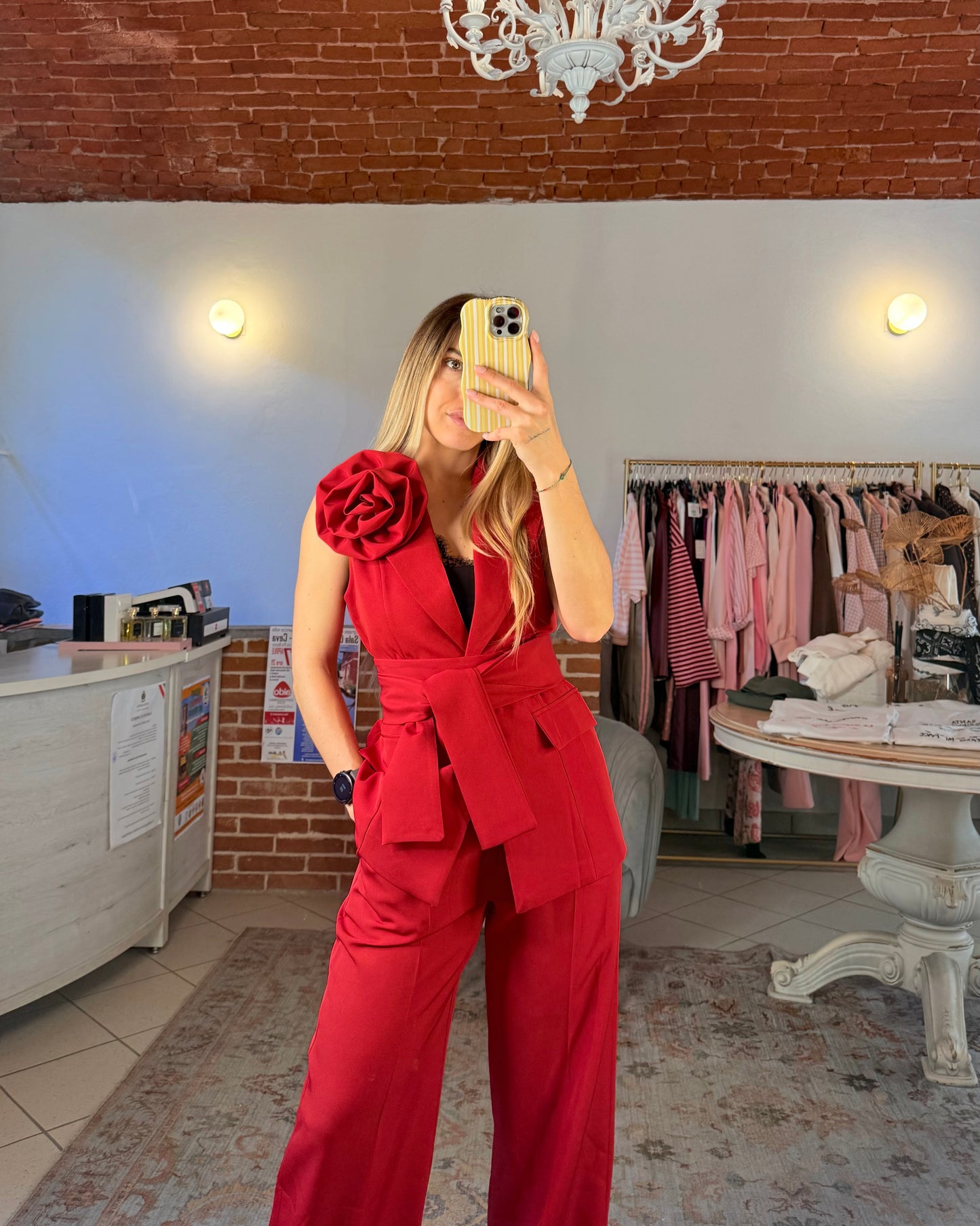 Tailleur con spilla