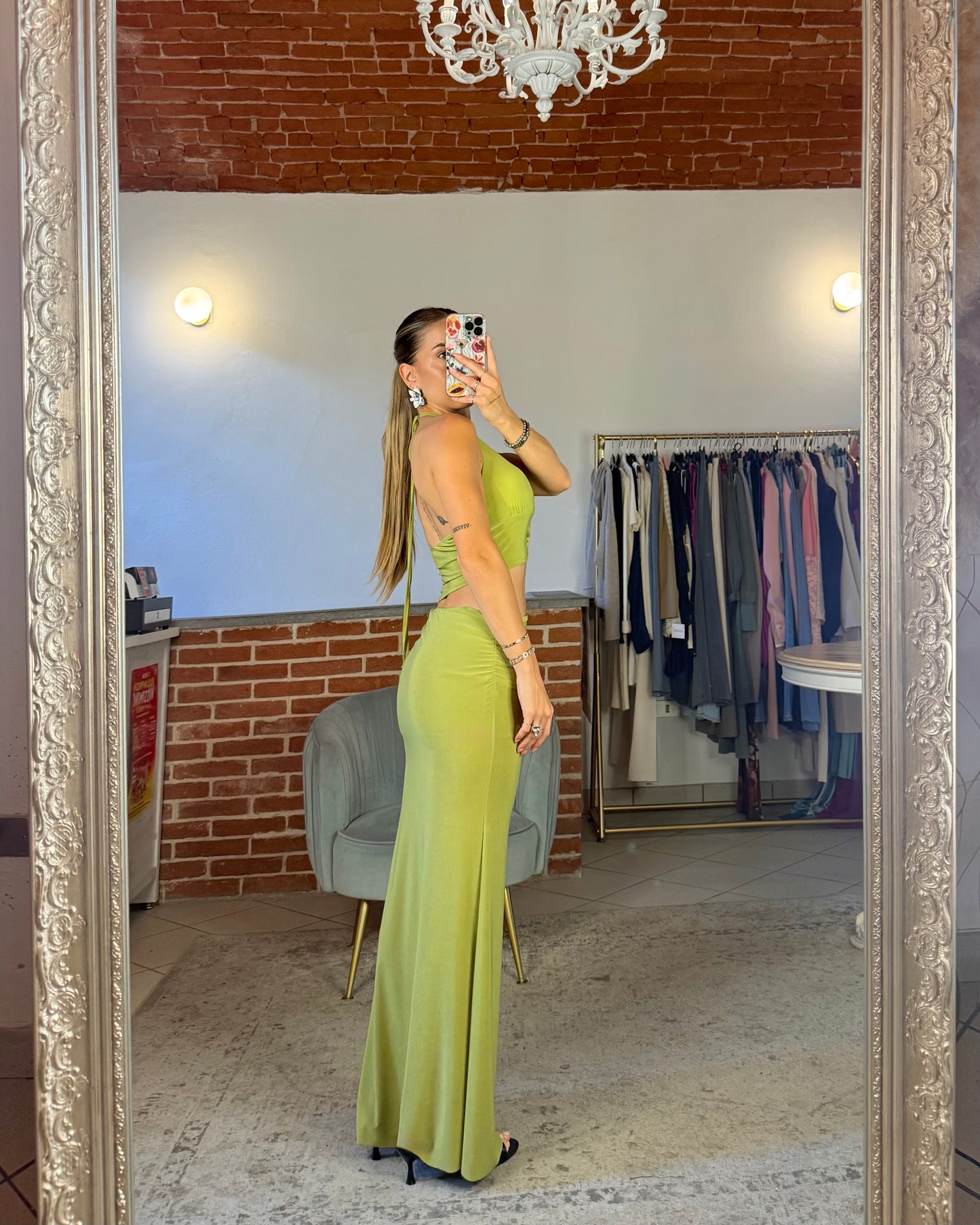 Abito cut out con fibbia
