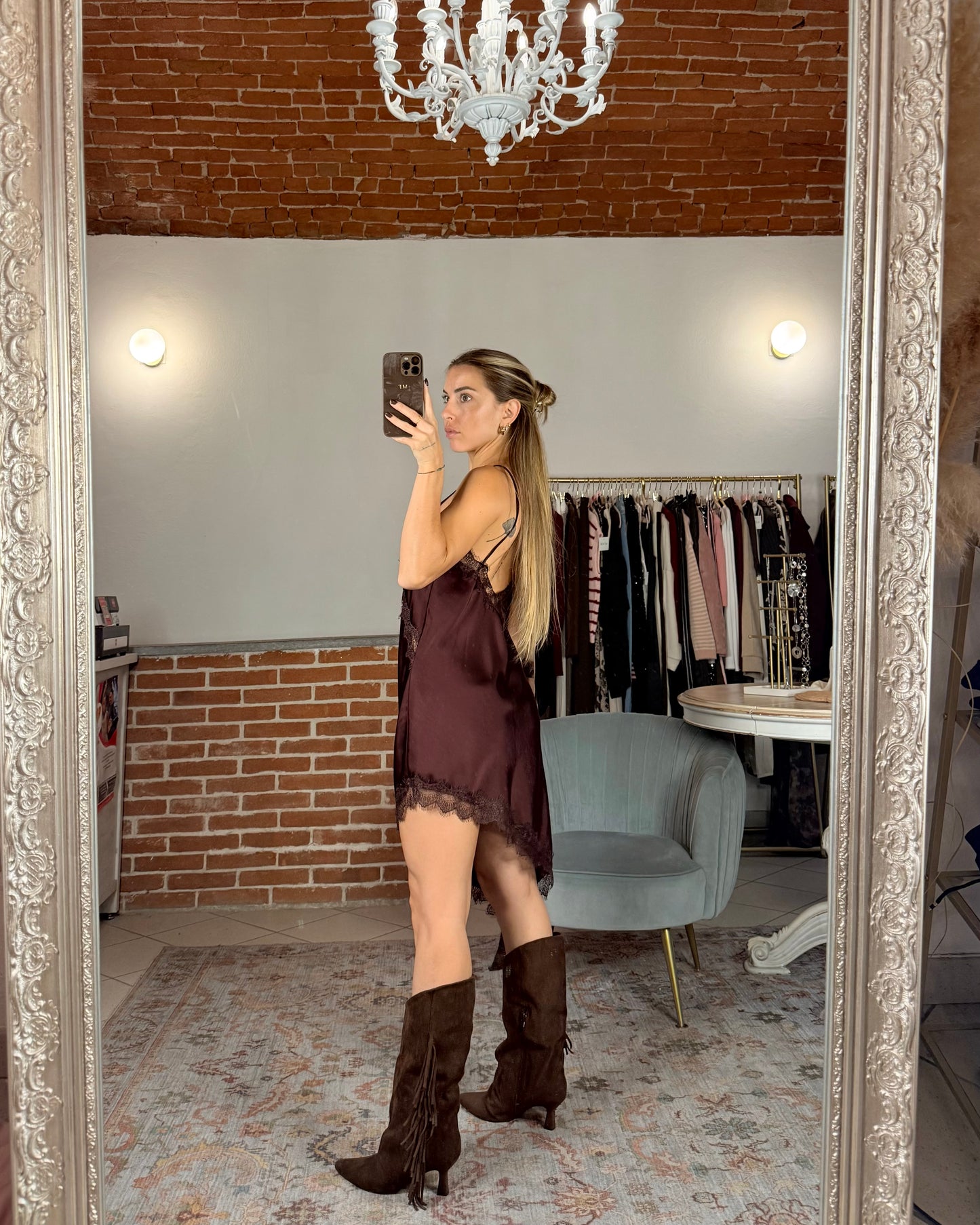 Robe en satin et dentelle avec fente