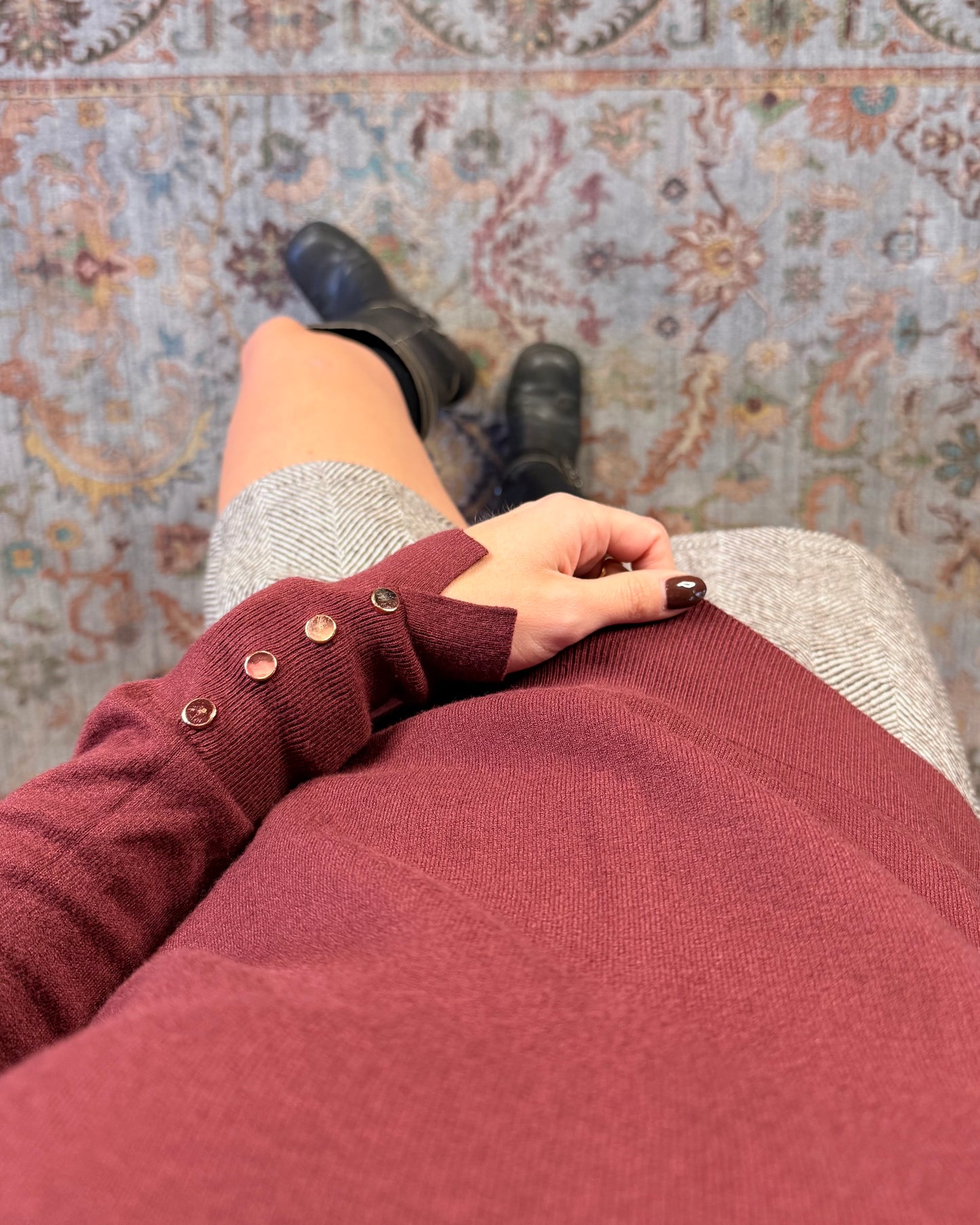 Basic sweater with buttons on the cuffs