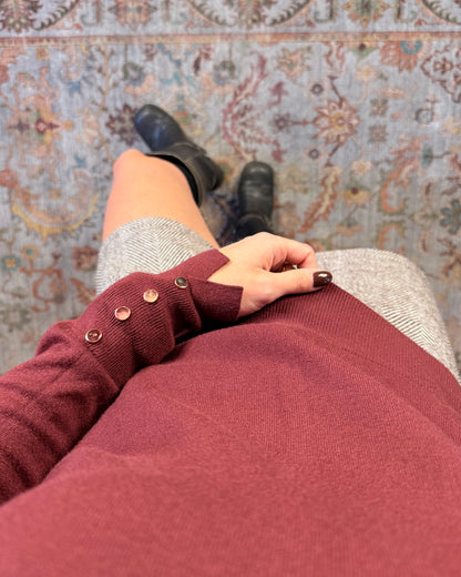 Basic sweater with buttons on the cuffs