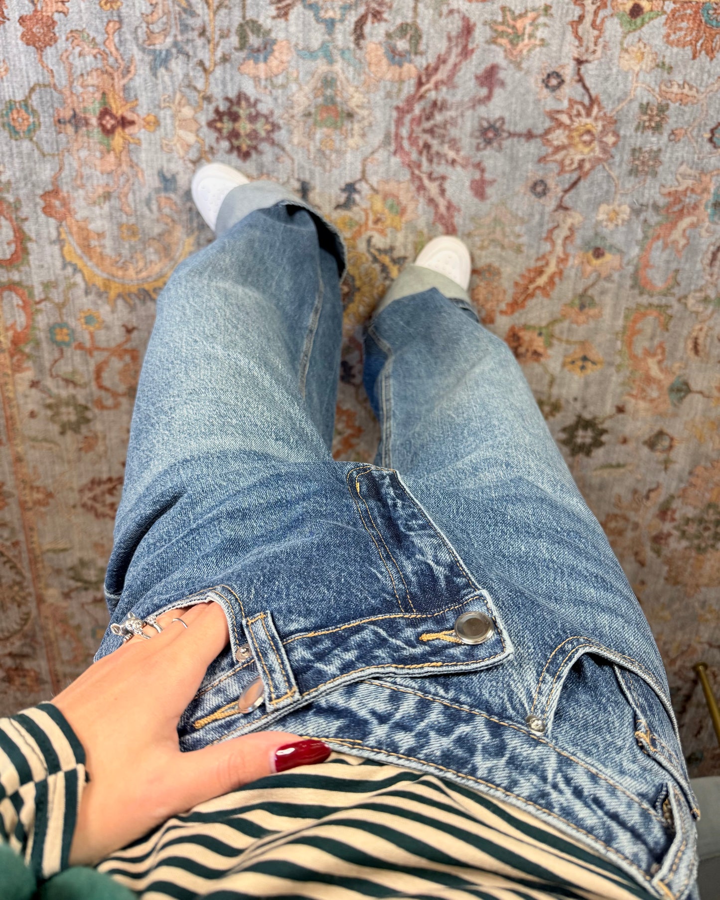 Jeans con chiusura asimmetrica