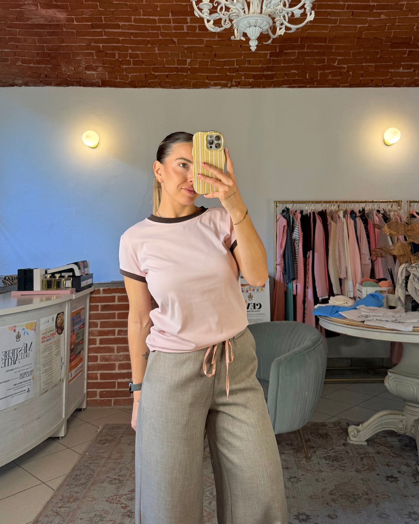 T-shirt con bordo a contrasto