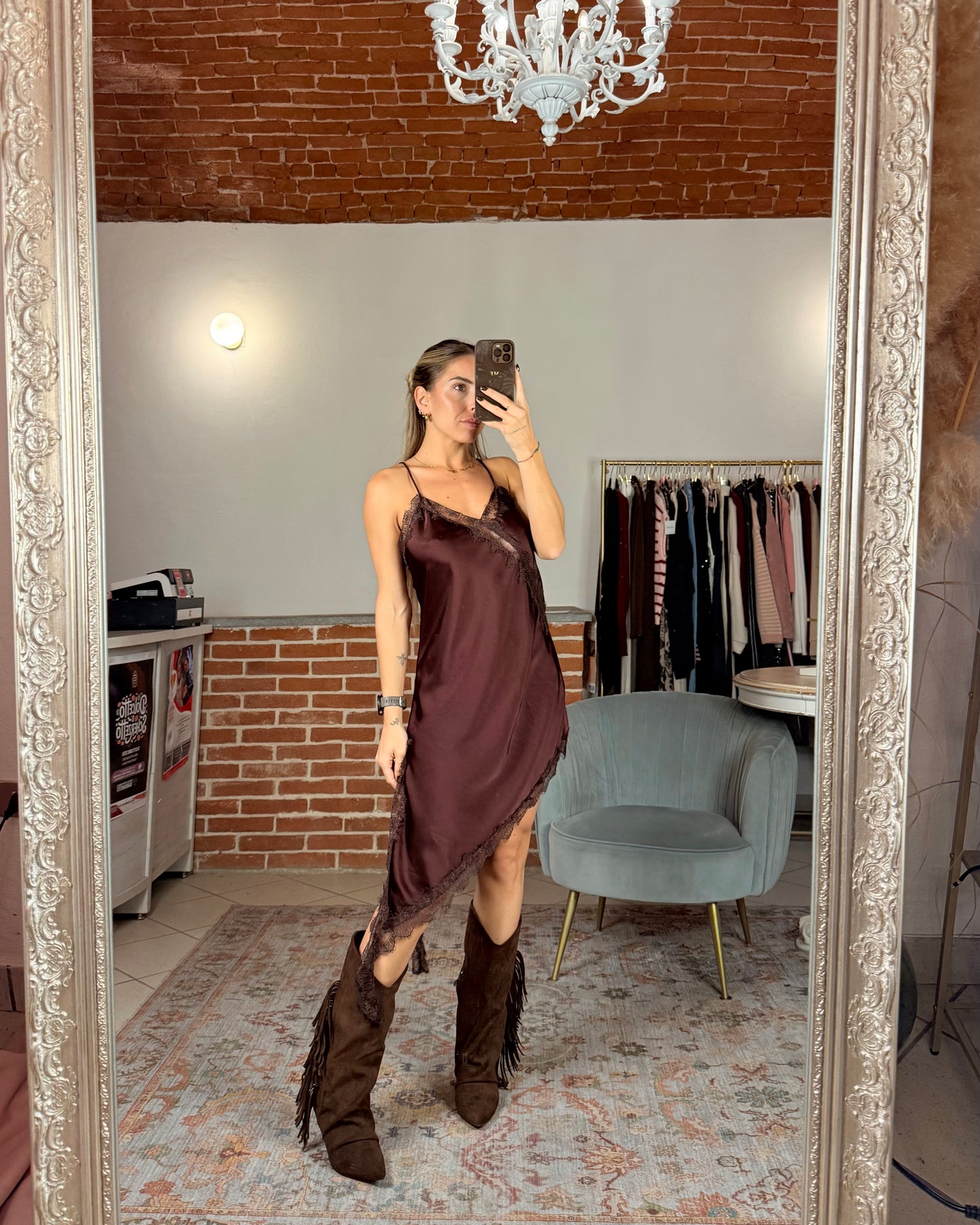 Robe en satin et dentelle avec fente