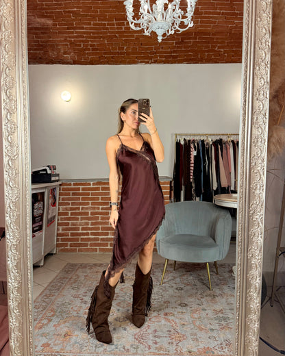 Robe en satin et dentelle avec fente