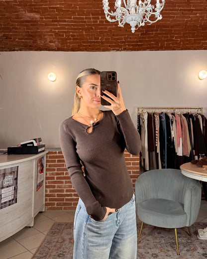 Ribbed sweater with pearl