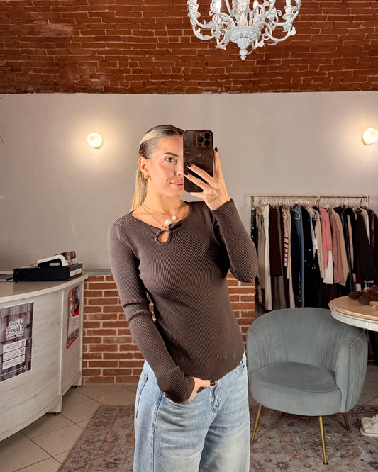 Ribbed sweater with pearl