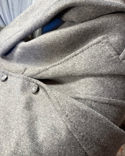 Cappotto in lana cucito a mano
