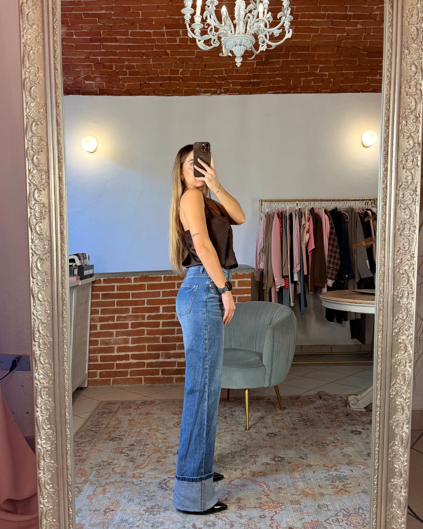 Jeans con chiusura asimmetrica e maxi risvolto