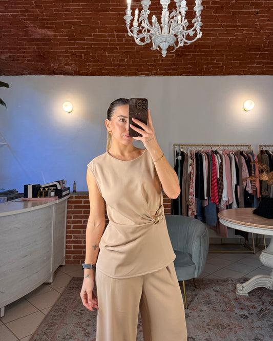 Blusa con fibbia gioiello