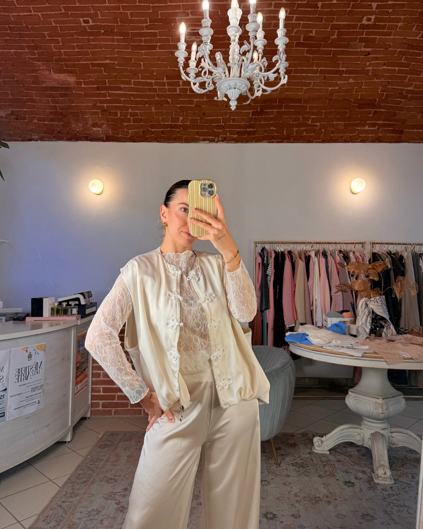 Gilet in raso con bottoni cinesi