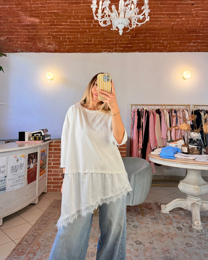 T-shirt oversize con inserto di raso e pizzo